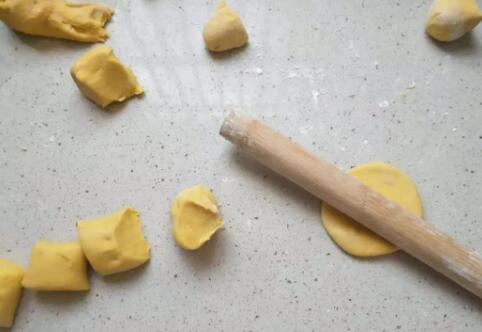 南瓜花卷怎么卷的制作方法4