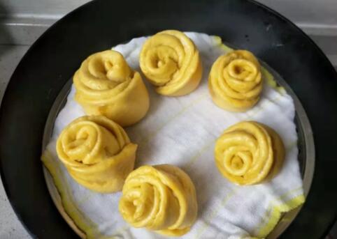 南瓜花卷怎么卷的制作方法5