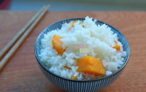 电饭锅蒸红薯米饭的做法1