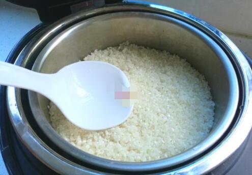 电饭锅蒸红薯米饭的做法6