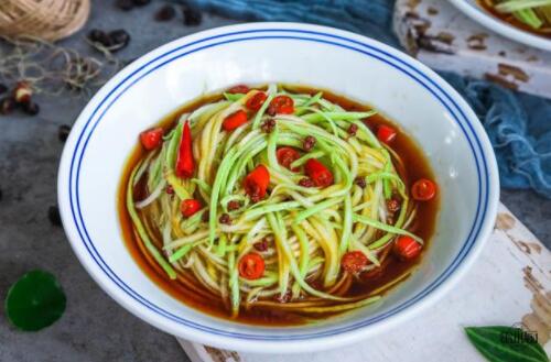 家常凉拌西葫芦丝的做法1