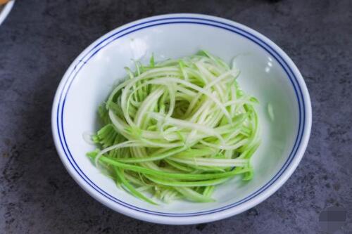 家常凉拌西葫芦丝的做法6
