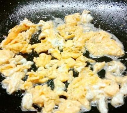 蛋炒饭是先炒蛋还是先炒饭 蛋炒饭的做法3