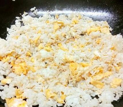 蛋炒饭是先炒蛋还是先炒饭 蛋炒饭的做法5