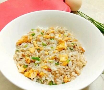 蛋炒饭是先炒蛋还是先炒饭 蛋炒饭的做法7