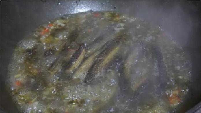 泥鳅怎么做好吃 焖泥鳅的做法6