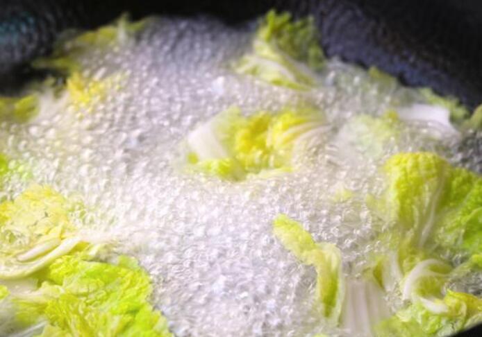 藕怎么做好吃 白菜藕丸汤的做法5