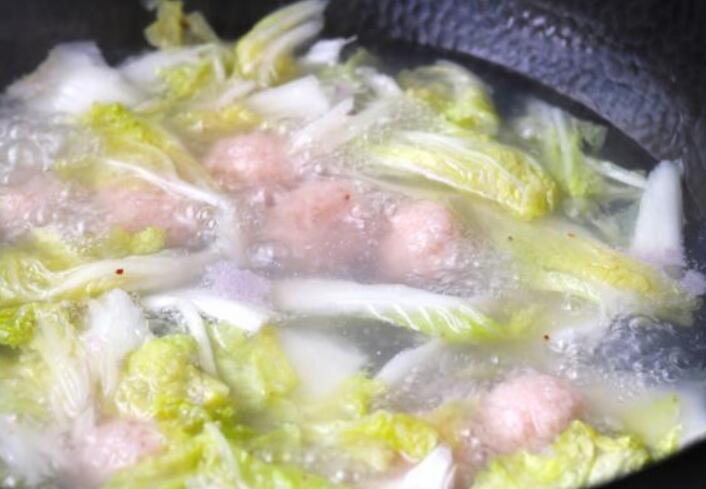 藕怎么做好吃 白菜藕丸汤的做法7
