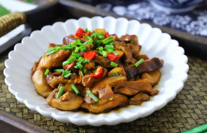 香菇怎么做好吃 电饭锅香菇滑鸡的做法1