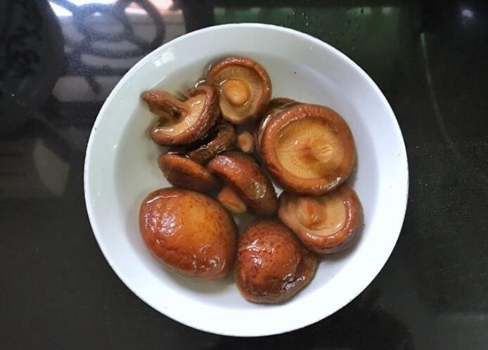 香菇怎么做好吃 电饭锅香菇滑鸡的做法4
