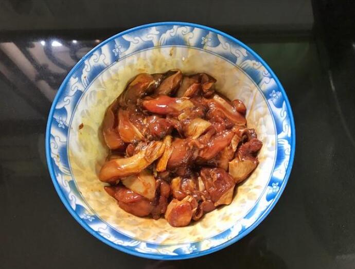 香菇怎么做好吃 电饭锅香菇滑鸡的做法5