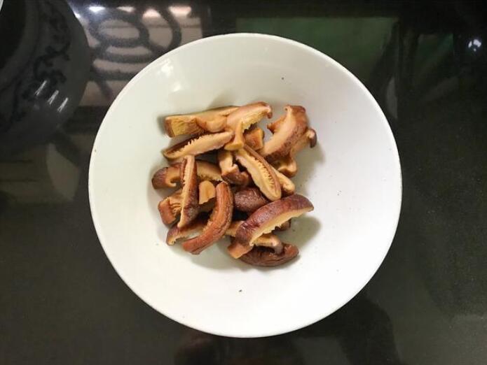 香菇怎么做好吃 电饭锅香菇滑鸡的做法6