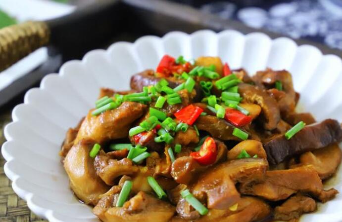香菇怎么做好吃 电饭锅香菇滑鸡的做法2