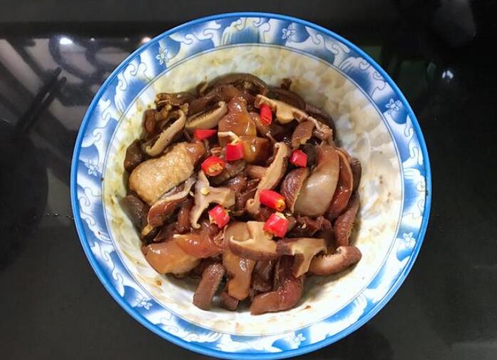 香菇怎么做好吃 电饭锅香菇滑鸡的做法7