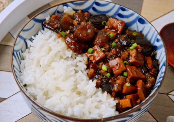 给自己加餐 豆干肉末茄子盖浇饭做法步骤