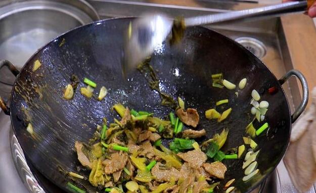 10牛肉怎么炒才嫩 酸菜牛肉片的做法