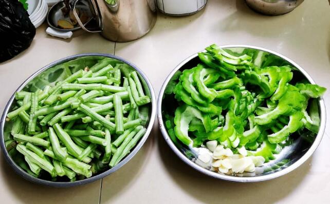 3豆角怎么做好吃 苦瓜炒豆角的做法