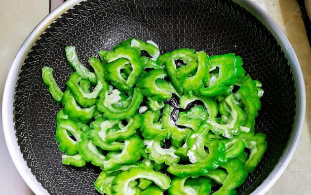 4豆角怎么做好吃 苦瓜炒豆角的做法