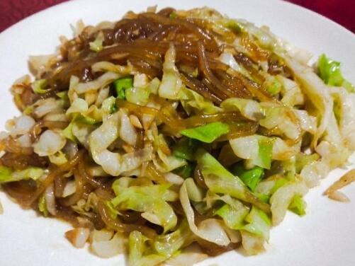 9圆白菜怎么做好吃 圆白菜炒粉丝的做法大全
