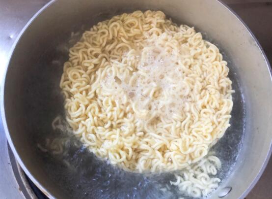 2方便面怎么做好吃 炒方便面的做法